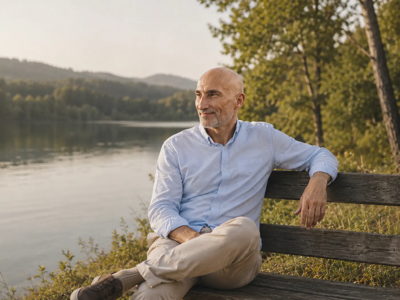 Fred Magry assis au calme au bord d’un lac